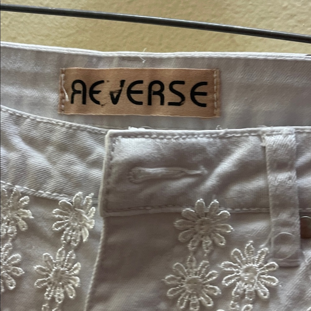 REVERSE white denim shorts with white flower appliqué size Large - Picture 5 of 9